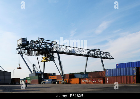 Contenitore gantry crane, nella gru il percorso di contenitori d'oltremare preparato per il trasporto di merci su navi sul Fiume Reno Foto Stock