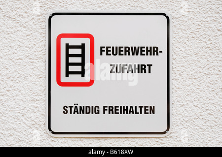 Segno su una parete bianca, fuoco percorso di salvataggio, mantenere libero Foto Stock