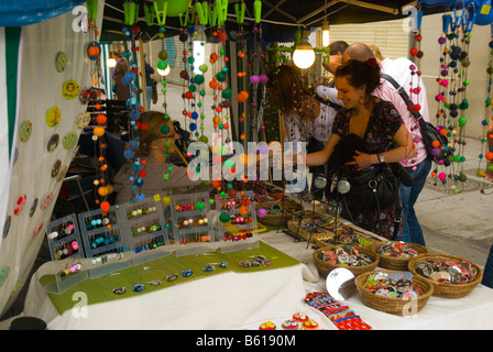 Delle bancarelle che vendono Bigiotteria e gioielli di fronte il mercato di Santa Caterina a Sant Pere distict di Barcellona Europa Spagna Foto Stock