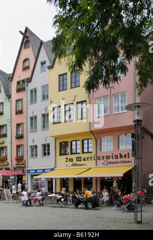 La zona pedonale e colorate facciate caratteristico nel quartiere Martinswinkel con ristorazione all'aperto, Martinsviertel trimestre Foto Stock