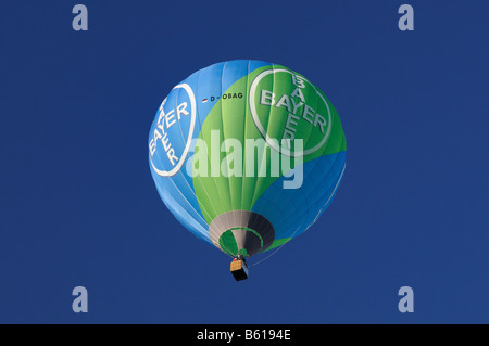 Tethered o pallone frenato contro un cielo blu, mongolfiera della Bayer Werke corporation Foto Stock