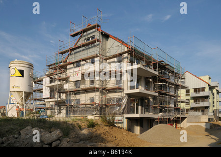 Area di sviluppo, House Building, edificio shell, apartment house, impalcatura, con un gesso silo, Mettmann Foto Stock