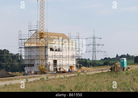 Edificio Scaffolded shell con capriata, sito di costruzione, la costruzione di gru, Mettmann, Renania settentrionale-Vestfalia Foto Stock