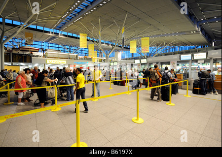 I passeggeri in attesa nelle code ai banchi del check-in, l'Aeroporto di Stoccarda, Baden-Wuerttemberg Foto Stock