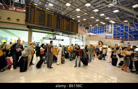 I passeggeri in attesa nelle code ai banchi del check-in, l'Aeroporto di Stoccarda, Baden-Wuerttemberg Foto Stock