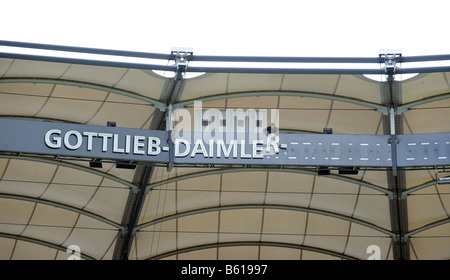 Rimozione segnaletica come Gottlieb Daimler Stadium Stoccarda diviene Mercedes-Benz Arena Foto Stock