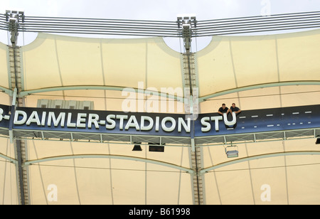 Rimozione segnaletica come Gottlieb Daimler Stadium Stoccarda diviene Mercedes-Benz Arena Foto Stock