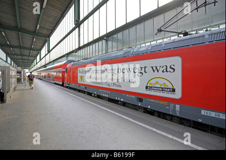 In treno la stazione, "Baden-Wuerttemberg bewegt" è stato scritto su di esso, Hauptbahnhof, la stazione centrale di Stoccarda Foto Stock