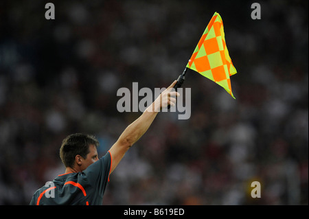 Bandiera di uno per guardafili confronto indicante interruzione o fuorigioco durante una partita di calcio Foto Stock