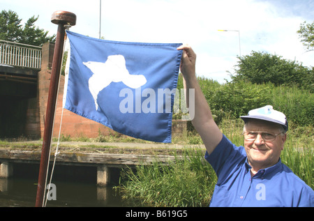 THE SEAGULL FIDUCIA BANDIERA. SEAGULL FIDUCIA BATTELLI eseguire sul canale di Forth e Clyde da KIRKINTILLOCH, vicino a Glasgow, Scotland, Regno Unito. Foto Stock