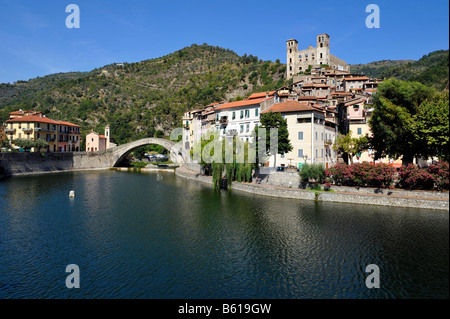 Dolceacqua con il Ponte Vecchio di Dolceacqua ponte che attraversa il fiume Nervia e una vista verso il Castello dei Doria, Liguria Foto Stock