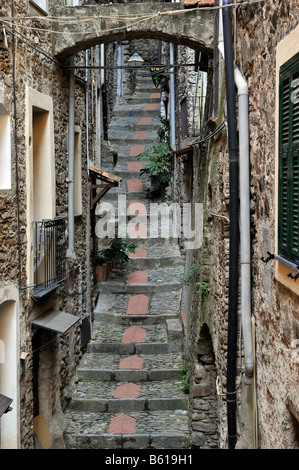Vicolo di Dolceacqua, Liguria, Riviera dei Fiori, Italia, Europa Foto Stock