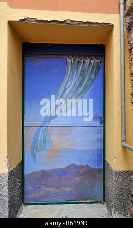 Le porte di Valloria, arte su porte, open-air museum, distretto di Dolcedo, Riviera dei Fiori, Liguria, Italia, Europa Foto Stock