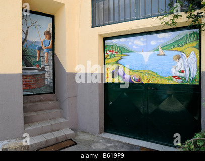 Le porte di Valloria, arte su porte, museo di luce diurna, distretto di Dolcedo, Riviera dei Fiori, Liguria, Italia, Europa Foto Stock