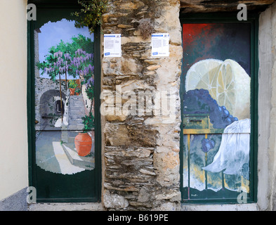 Le porte di Valloria, arte su porte, museo di luce diurna, distretto di Dolcedo, Riviera dei Fiori, Liguria, Italia, Europa Foto Stock