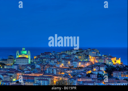 Esposizione di notte di Imperia Porto Maurizio quartiere con la cattedrale di classica, Riviera dei Fiori, Liguria, Italia, Europa Foto Stock