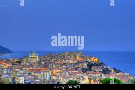 Esposizione di notte di Imperia Porto Maurizio quartiere con la cattedrale di classica, Riviera dei Fiori, Liguria, Italia, Europa Foto Stock