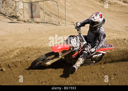 Il motocross rider spazzare attraverso una curva al Glen Helen circuito Devore California Foto Stock