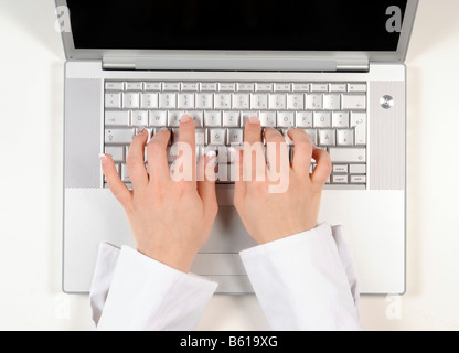 Mani digitando su una tastiera Apple di MacBook Pro Foto Stock