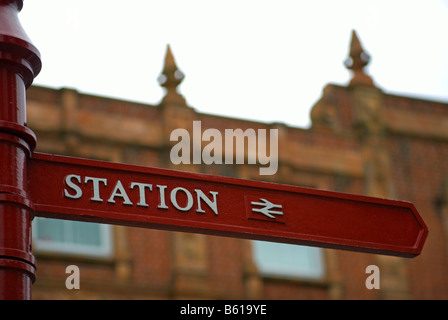 Strada segno dare le indicazioni per la stazione ferroviaria locale stationin surbiton surrey, Inghilterra Foto Stock