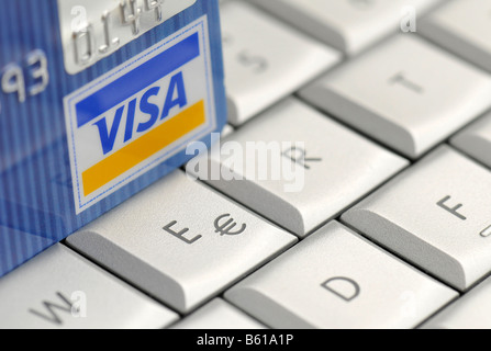 Carta di credito Visa e Euro simbolo sulla tastiera di un MacBook Pro Apple, online-shopping Foto Stock