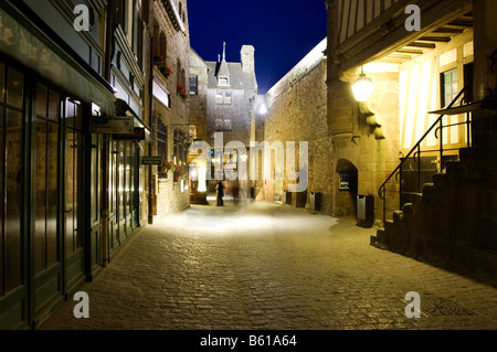 Medioevo nei vicoli deserti di sera, Mont Saint Michel, in Normandia, Francia, Europa Foto Stock