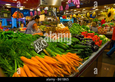 Prodotti freschi in stallo al mercato La Boqueria a Barcellona Spagna Europa Foto Stock