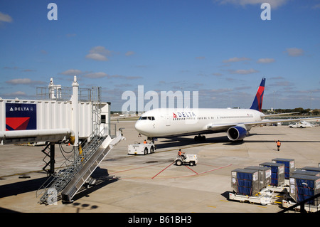 Delta Airlines Boeing 767 jet su spinta indietro a dall'Aeroporto di Tampa Florida USA Tug spingendo indietro questa 767 332 aeromobili dal supporto Foto Stock