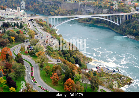 Caduta Vista aerea del Fiume Niagara e Niagara Ontario Canada dalla Torre Skylon Foto Stock