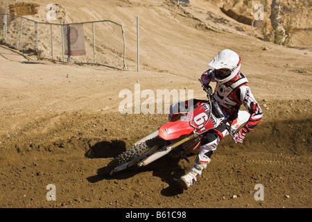 Il motocross rider spazzare attraverso una curva al Glen Helen circuito Devore California Foto Stock