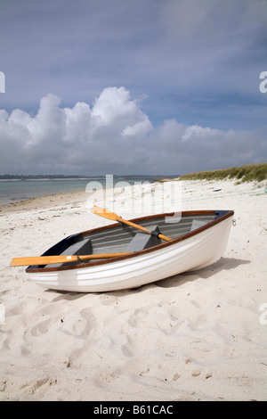 Barca su una spiaggia di St Martins Isole Scilly Foto Stock