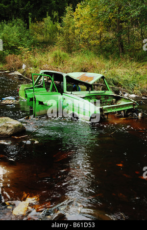 Il vecchio corpo verde di auto nel fiume Foto Stock