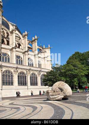 La scultura di fronte St Eustache chiesa, Paris, Francia. Foto Stock