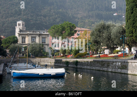 Barche ormeggiate sul lungomare Riva del Garda Italia Foto Stock