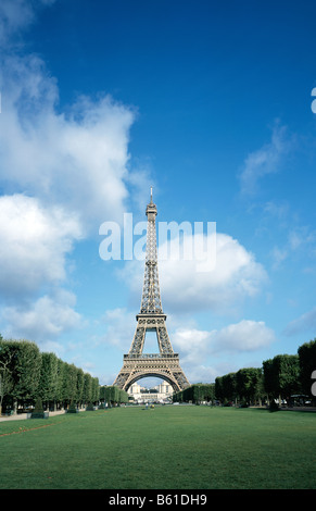 La Torre Eiffel e Champ de Mars, Parigi, Francia Foto Stock