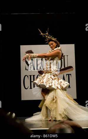 Miss Francia 2007 della modellazione di un cioccolato creazione ispirata alla serata di apertura della mostra Paris Salon du Chocolat 2008 Foto Stock