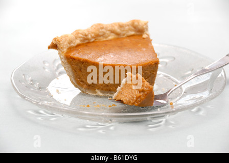 Un pezzo di torta di zucca sulla lastra di cristallo con la forcella. Stati Uniti d'America Foto Stock