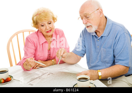 Coppia senior compilando il loro absentee scrutini a casa isolata su bianco Foto Stock