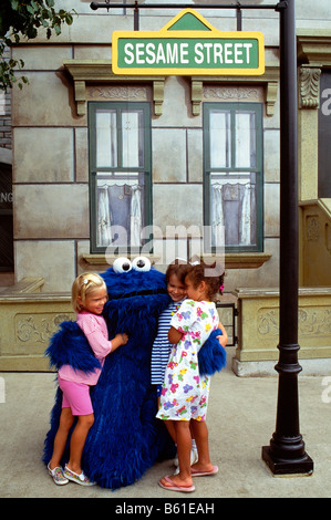 Il carattere 'Cookie Monster' Gioca con i bambini a Sesame Place, un parco tematico per famiglie a Philadelphia, Pennsylvania, STATI UNITI D'AMERICA Foto Stock