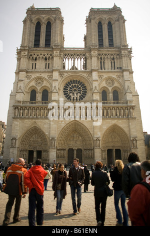 I visitatori si radunano al di fuori del fronte ovest di Parigi " Cattedrale di Notre-Dame Foto Stock