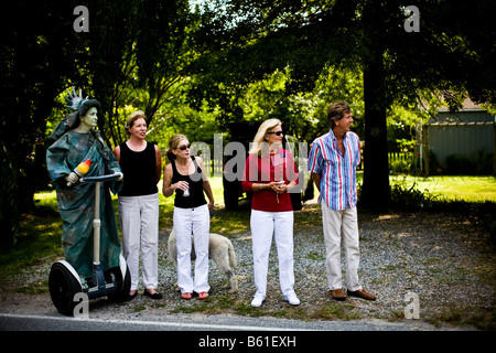 La gente guarda il 4 luglio sfilata attraverso Irvington, va il Mercoledì, 4 luglio 2007. Foto Stock