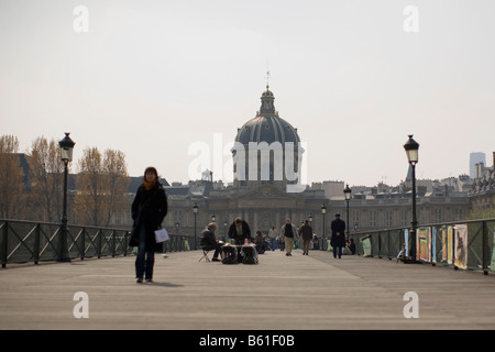 Una vista dell'Institut de France attraverso il Pont des Arts Foto Stock