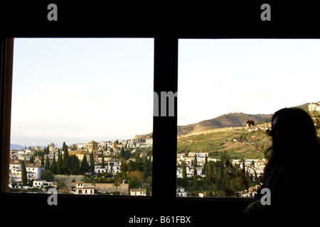 Albaycin vista da una finestra a La Alhambra di Granada, Spagna. Foto Stock