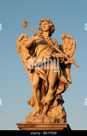 Roma - Angelo statua da angeli bridge nella luce del mattino Foto Stock