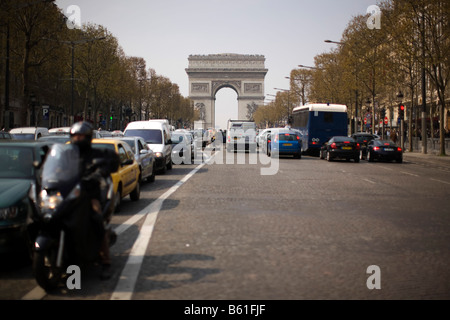 Una vista del Arc de Triomphe a Parigi dalla famosa Avenue des Champs Elysees Foto Stock