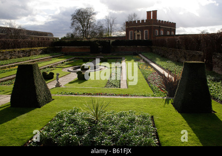 Lo stagno giardini presso il Palazzo di Hampton Court Surrey Foto Stock