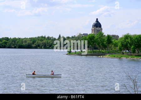 Wascana Lake con Saskatchewan legislatura provinciale edificio in background Foto Stock