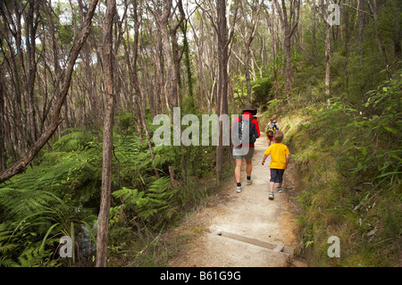 Famiglia a piedi la Abel Tasman via costiera Parco Nazionale Abel Tasman Nelson regione Isola del Sud della Nuova Zelanda Foto Stock