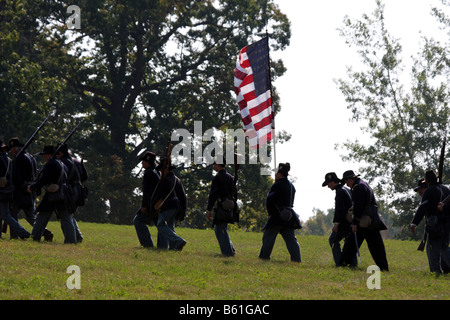 Unione dei soldati a piedi fuori dal campo di battaglia durante una guerra civile Rievocazione Storica presso la vecchia casa di Wade Greenbush Wisconsin Foto Stock