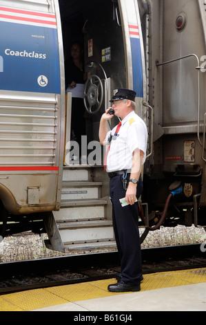 Amtrak railroad conduttore comunicante con il macchinista America Stati Uniti DeLand Stazione ferroviaria Florida America USA Foto Stock